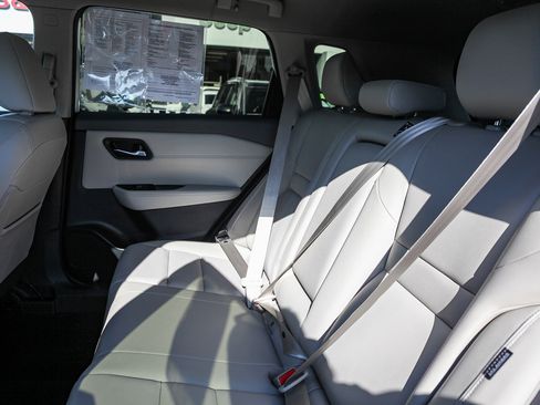 Used 2025 Nissan Rogue SL image 16