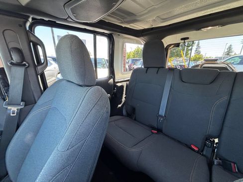 Used 2025 Jeep Wrangler Unlimited Sahara AWD/4WD image 34