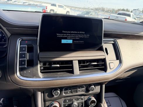 Used 2023 Chevrolet Suburban LT w/ Luxury Package image 19