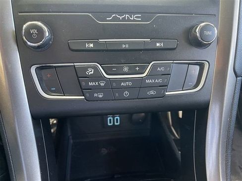 Used 2019 Ford Fusion SE image 22