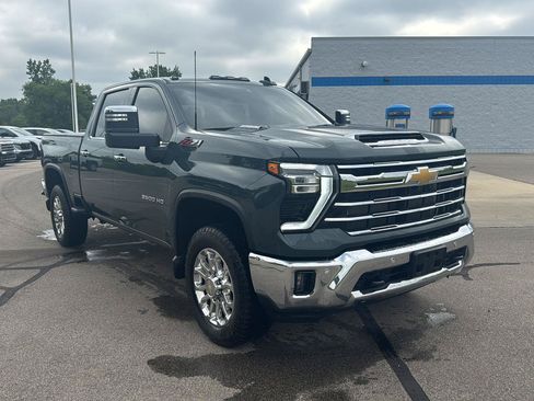 Used 2025 Chevrolet Silverado 3500 LTZ w/ LTZ Plus Package AWD/4WD image 7