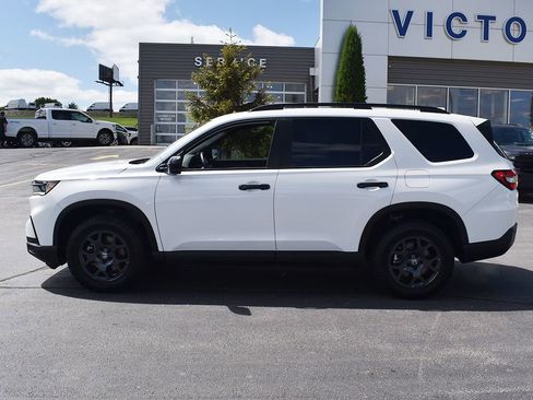 Used 2025 Honda Pilot TrailSport image 2