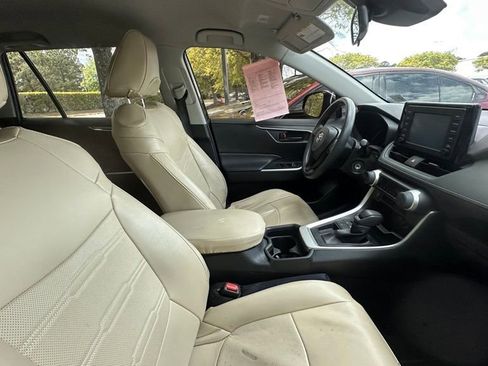 Used 2019 Toyota RAV4 LE image 4