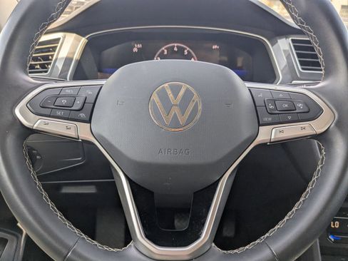 Used 2024 Volkswagen Tiguan SE image 11