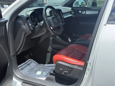 Used 2020 Volvo XC40 T5 Momentum AWD/4WD image 13