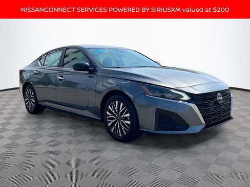 Used 2025 Nissan Altima 2.5 SV FWD image 3