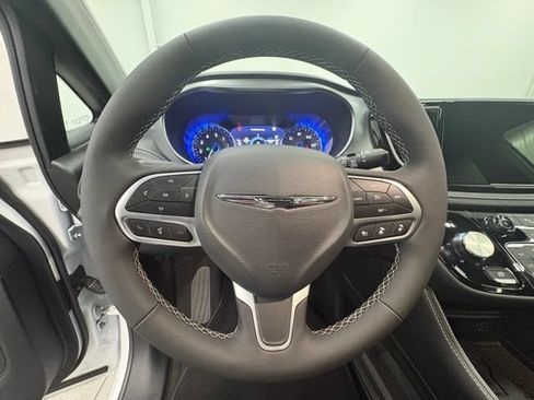 Used 2026 Chrysler Pacifica Limited FWD image 17