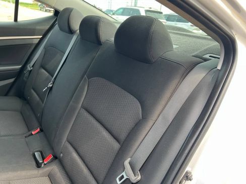 Used 2019 Hyundai Elantra SE w/ Winter Weather Package FWD image 17