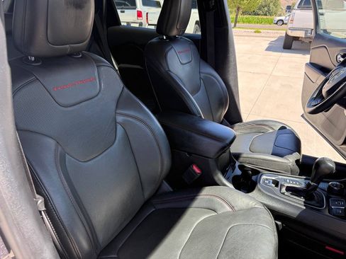 Used 2021 Jeep Cherokee Trailhawk w/ Technology Group AWD/4WD image 24