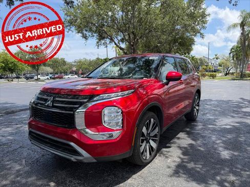 Used 2025 Mitsubishi Outlander SE FWD image 2