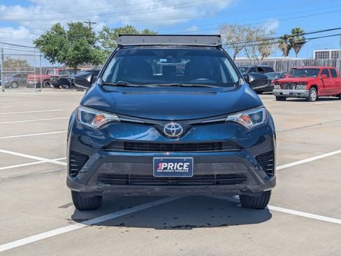 Used 2018 Toyota RAV4 LE FWD image 2