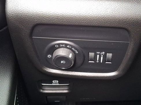 Used 2023 Jeep Grand Cherokee Limited image 23