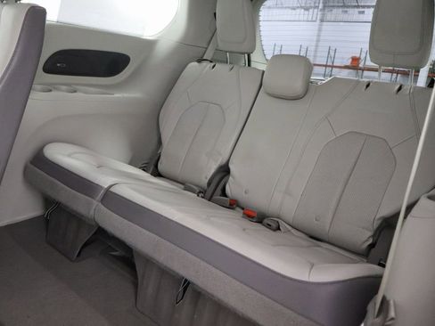 Used 2017 Chrysler Pacifica Touring-L Plus image 18