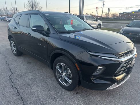 Used 2023 Chevrolet Blazer LT image 2