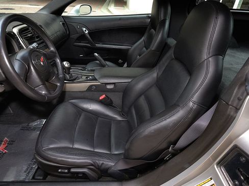 Used 2005 Chevrolet Corvette Coupe w/ Preferred Equipment Group RWD image 7