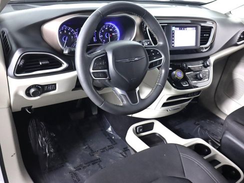 Used 2022 Chrysler Voyager LX image 9