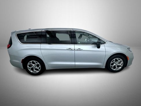 Used 2024 Chrysler Pacifica Limited FWD image 4