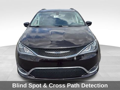 Used 2017 Chrysler Pacifica Touring-L FWD image 9
