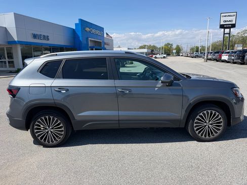 Used 2025 Volkswagen Taos SE FWD image 2