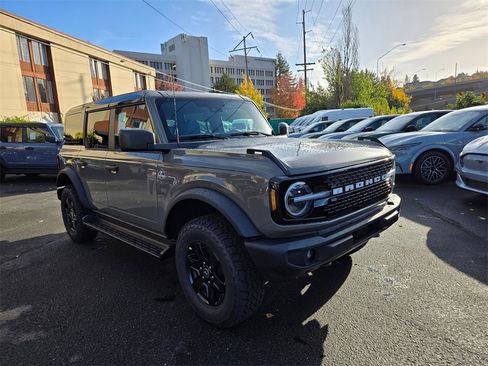 New 2025 Ford Bronco Outer Banks w/ Black Appearance Package image 3