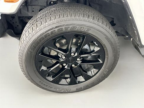 Used 2021 Jeep Wrangler Sahara image 11