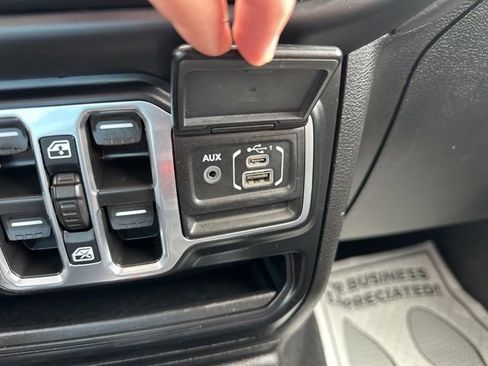 Used 2020 Jeep Wrangler Unlimited Sahara AWD/4WD image 15