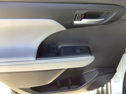 Used 2021 Toyota Highlander XLE image 13