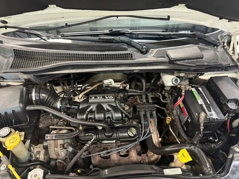 Used 2008 Chrysler Town & Country LX image 30