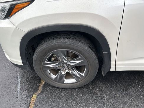 Used 2019 Toyota Highlander Limited Platinum AWD/4WD image 17