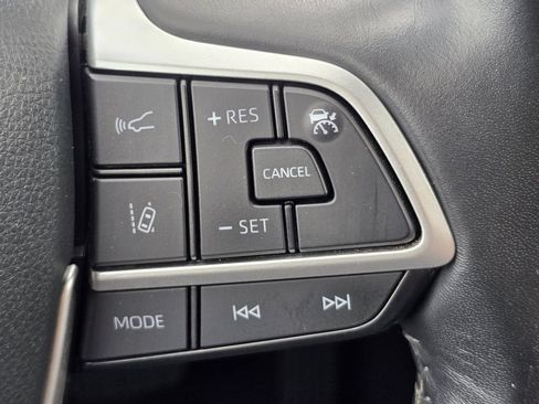 Used 2024 Toyota Highlander LE AWD/4WD image 13