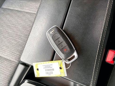 Used 2023 Nissan Rogue SV image 10