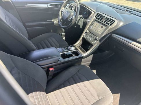 Used 2018 Ford Fusion SE w/ Fusion SE Technology Package FWD image 9