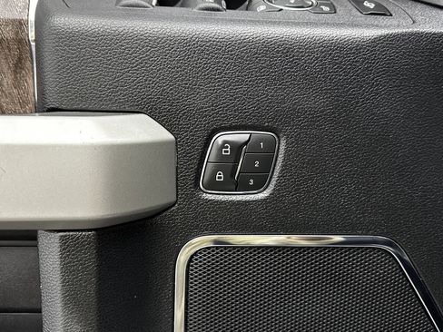 Used 2019 Ford F250 Lariat w/ Chrome Package image 12