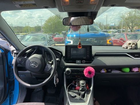 Used 2020 Toyota RAV4 LE w/ Carpet Mat Package image 6