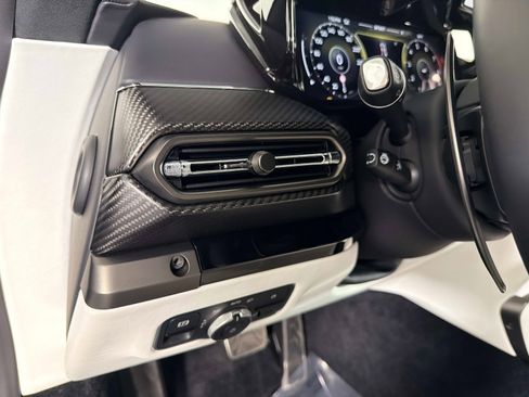 Used 2025 Aston Martin V8 Vantage Coupe RWD image 35