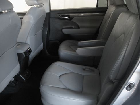 Used 2020 Toyota Highlander Platinum image 11