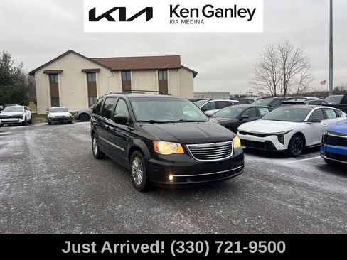 Used 2016 Chrysler Town & Country Touring w/ Driver Convenience Group image 3