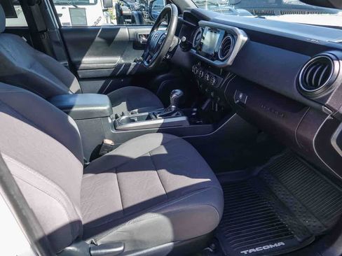 Used 2017 Toyota Tacoma TRD Sport w/ Tow Package (A/T) image 14