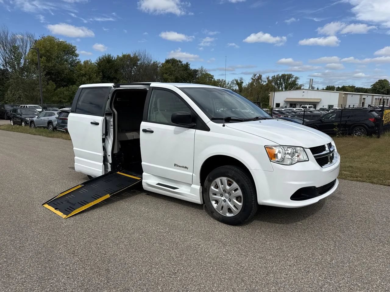 Used 2019 Dodge Grand Caravan SE FWD image 1