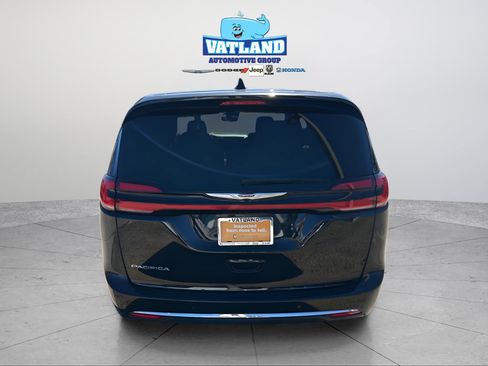 Certified 2024 Chrysler Pacifica Touring-L image 4