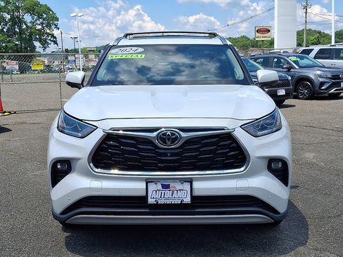 Used 2023 Toyota Highlander Platinum AWD/4WD image 2