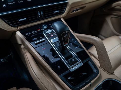 Used 2023 Porsche Cayenne Platinum Edition image 19