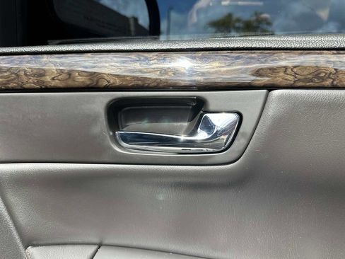 Used 2011 Cadillac DTS Limousine image 28