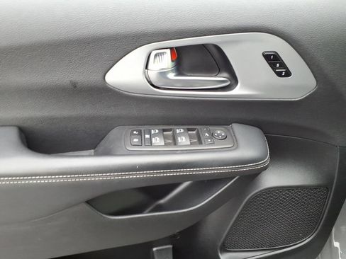 Certified 2025 Chrysler Pacifica Limited FWD image 6