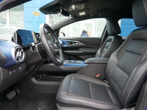 Used 2025 Chevrolet Equinox EV LT w/ Convenience Package image 7