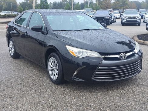 Used 2015 Toyota Camry LE image 2