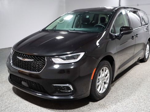 Used 2023 Chrysler Pacifica Touring-L FWD image 32