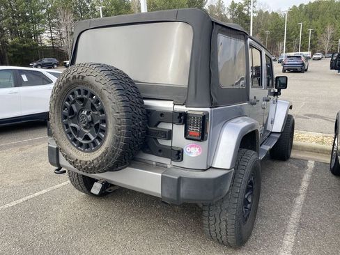 Used 2016 Jeep Wrangler Unlimited Sahara image 2