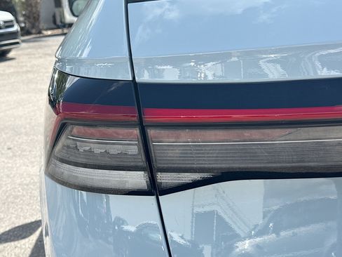 Used 2025 Volkswagen Taos SE AWD/4WD image 10