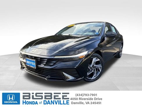 Used 2025 Hyundai Elantra SEL image 1